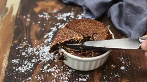 C'est la nouvelle recette qui fait fureur cet hiver : le gâteau noisettes-chocolat à la croûte ultra craquante (et vraiment très facile)
