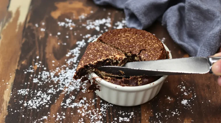 C'est la nouvelle recette qui fait fureur cet hiver : le gâteau noisettes-chocolat à la croûte ultra craquante (et vraiment très facile)