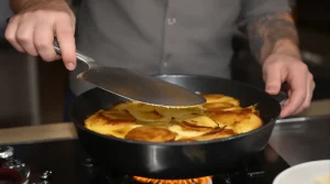 Ce gâteau aux pommes sans four va te sauver : prêt en 10 min à la poêle, même débutant