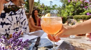 Mélange pêche blanche et lavande à tester dès le retour des fruits français pour un apéritif fleuri et pétillant