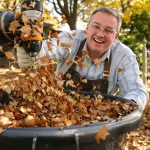 Ne jetez plus ces feuilles brunes : cet outil de bricolage les transforme en paillis nutritif