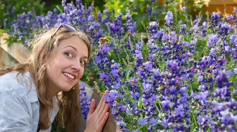 Ces fleurs bleues à planter maintenant attirent un nuage d’abeilles dans votre jardin, sans effort