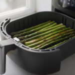 découvrez comment réussir facilement la cuisson des asperges à l'air fryer pour obtenir une texture parfaite et un goût savoureux en quelques minutes.